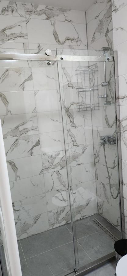 Brand New Two Bedroom And One Living Room Apartment In A Great Location! Сараєво Екстер'єр фото